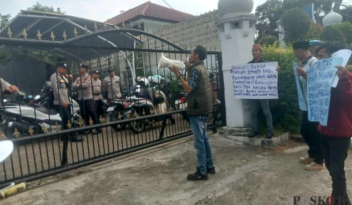 Desakan Aktivis Audit Belanja Buku Desa dan Kaus KIM Pandeglang