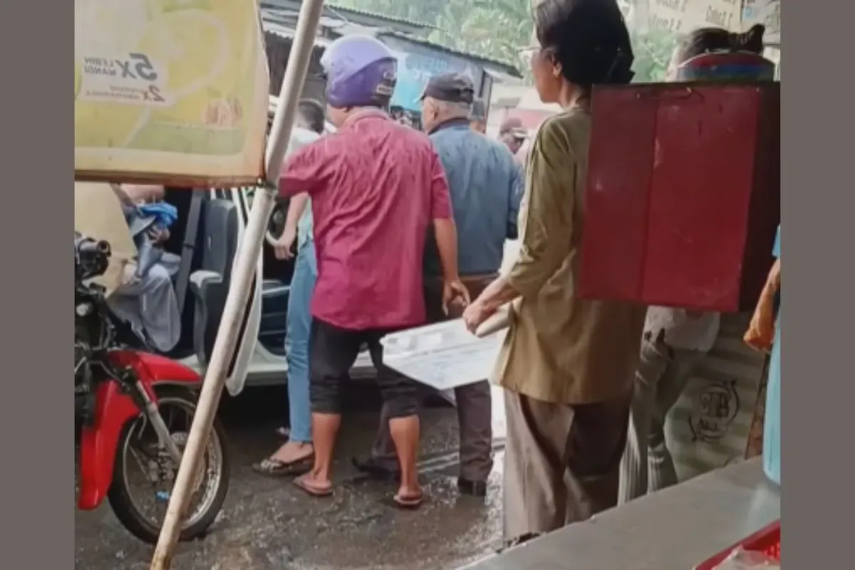 Drama Pengusiran Keluarga Bayi di Taksi Online Tigaraksa Saat Hujan Deras