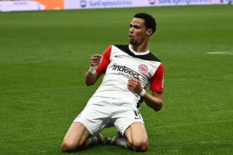 Ekitike Sensasi Bundesliga Hijrah ke Anfield Era Baru Liverpool Dimulai