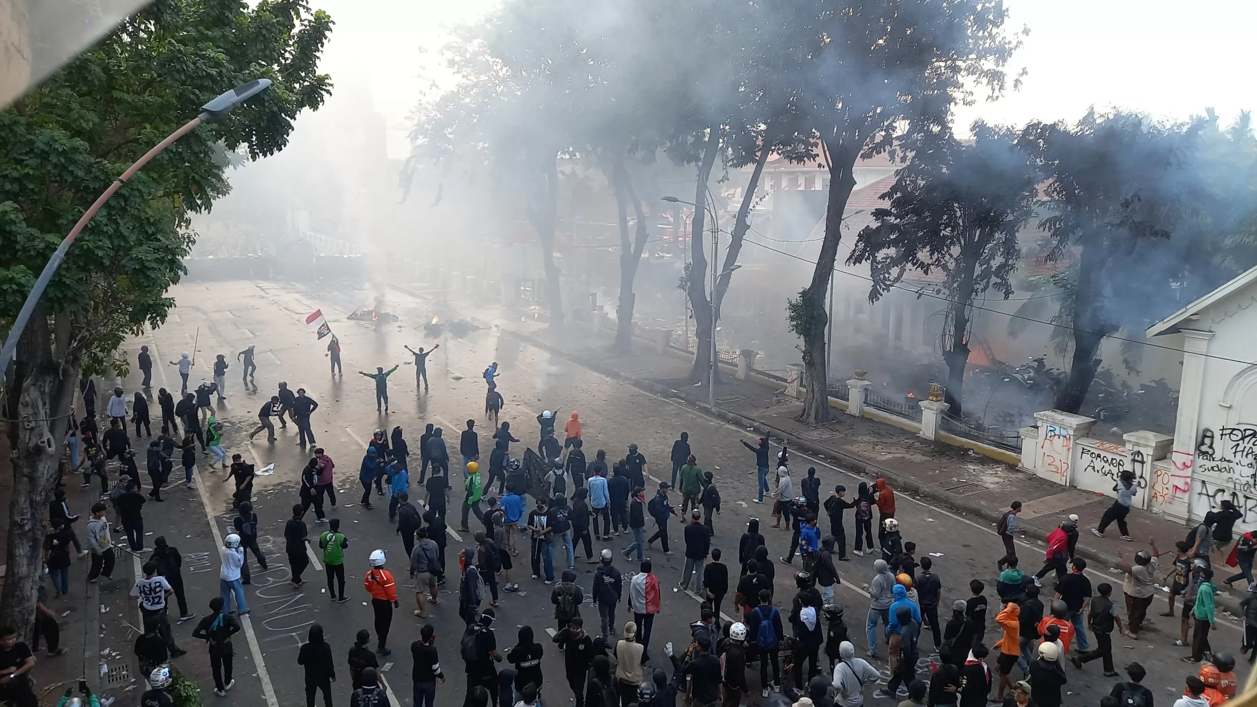 Demo Ricuh Uskup Agung Kupang Desak Warga Tolak Provokasi Jaga Damai scaled