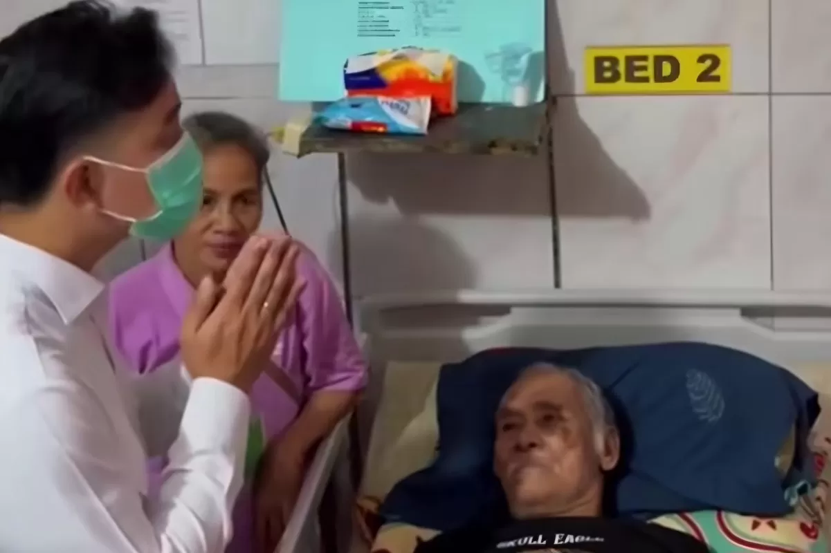 Gibran Rakabuming Tegur Warga yang Memotretnya Saat Jenguk Korban Gempa Poso