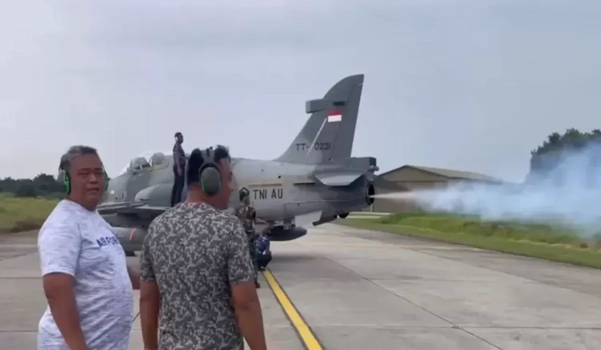 Pesawat Hawk TNI AU Gunakan Smoke Trail Bekas Pesawat Tua Rayakan HUT RI