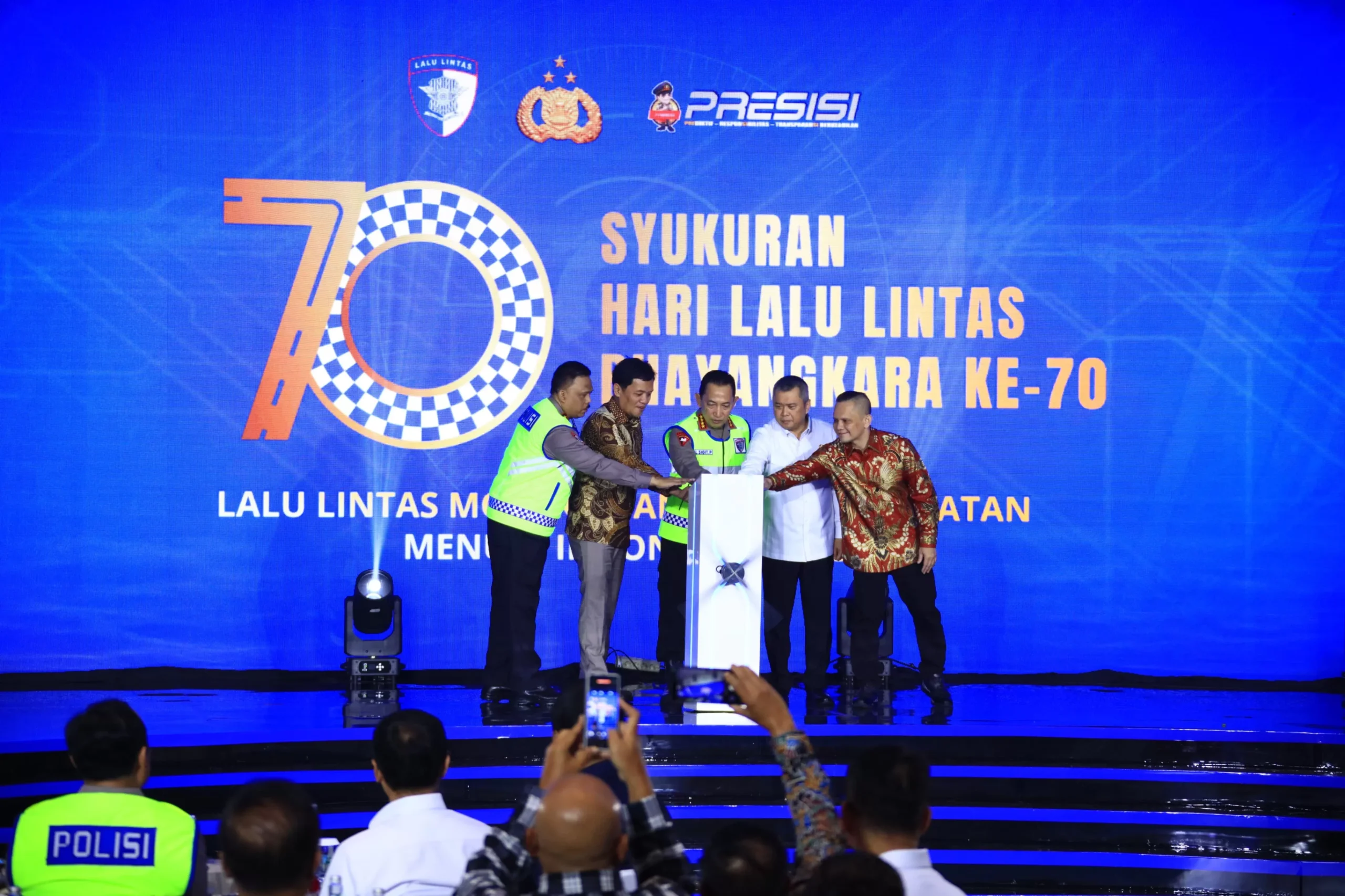 Kapolri Beri Kejutan Pin Emas Aplikasi Canggih Korlantas scaled