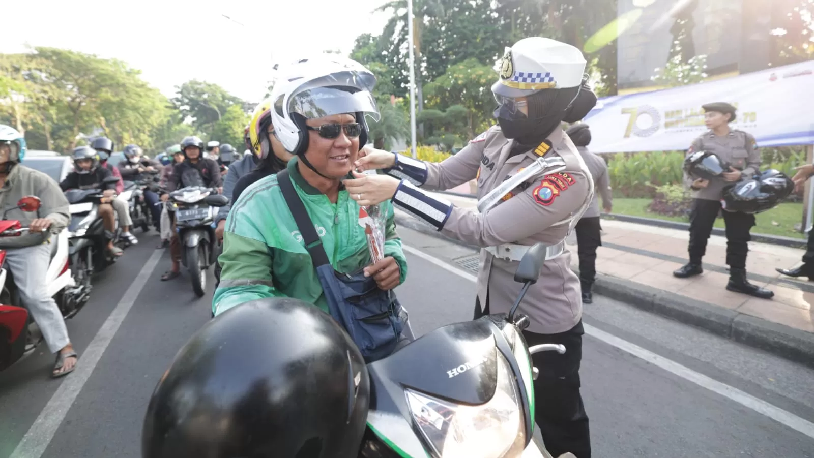 Polwan Jatim Aksi Jalanan Mengharukan di HUT ke 77
