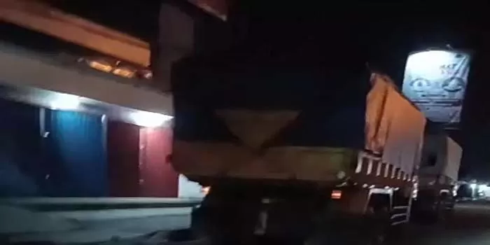 Pandeglang Meradang Truk Sumbu Tiga Biang Kerok Jalan Rusak Warga Murka