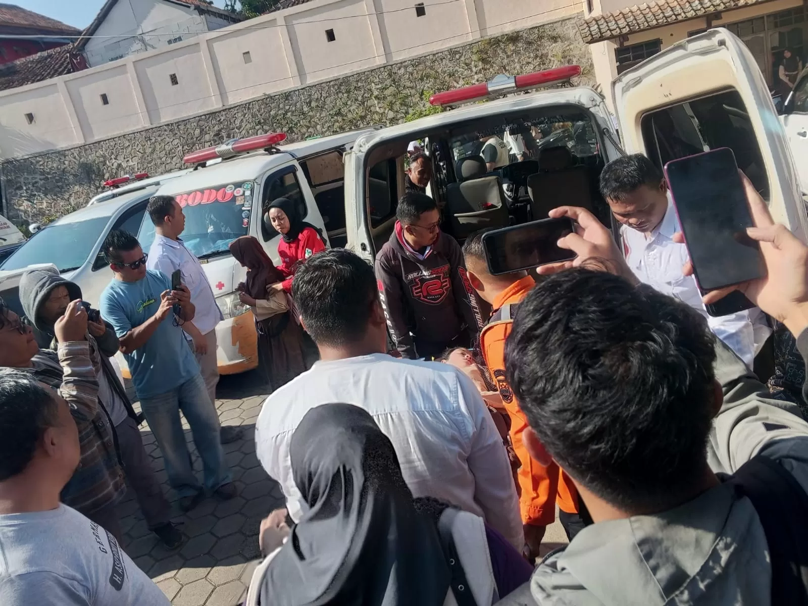 Puluhan Siswa SMP Cisarua Ambruk Makanan Gratis Berujung Petaka Mual dan Pusing