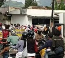 Warga Puri Batujajar Timur Bergerak Aksi Damai Mencekam Desak Perbaikan Udara Akut