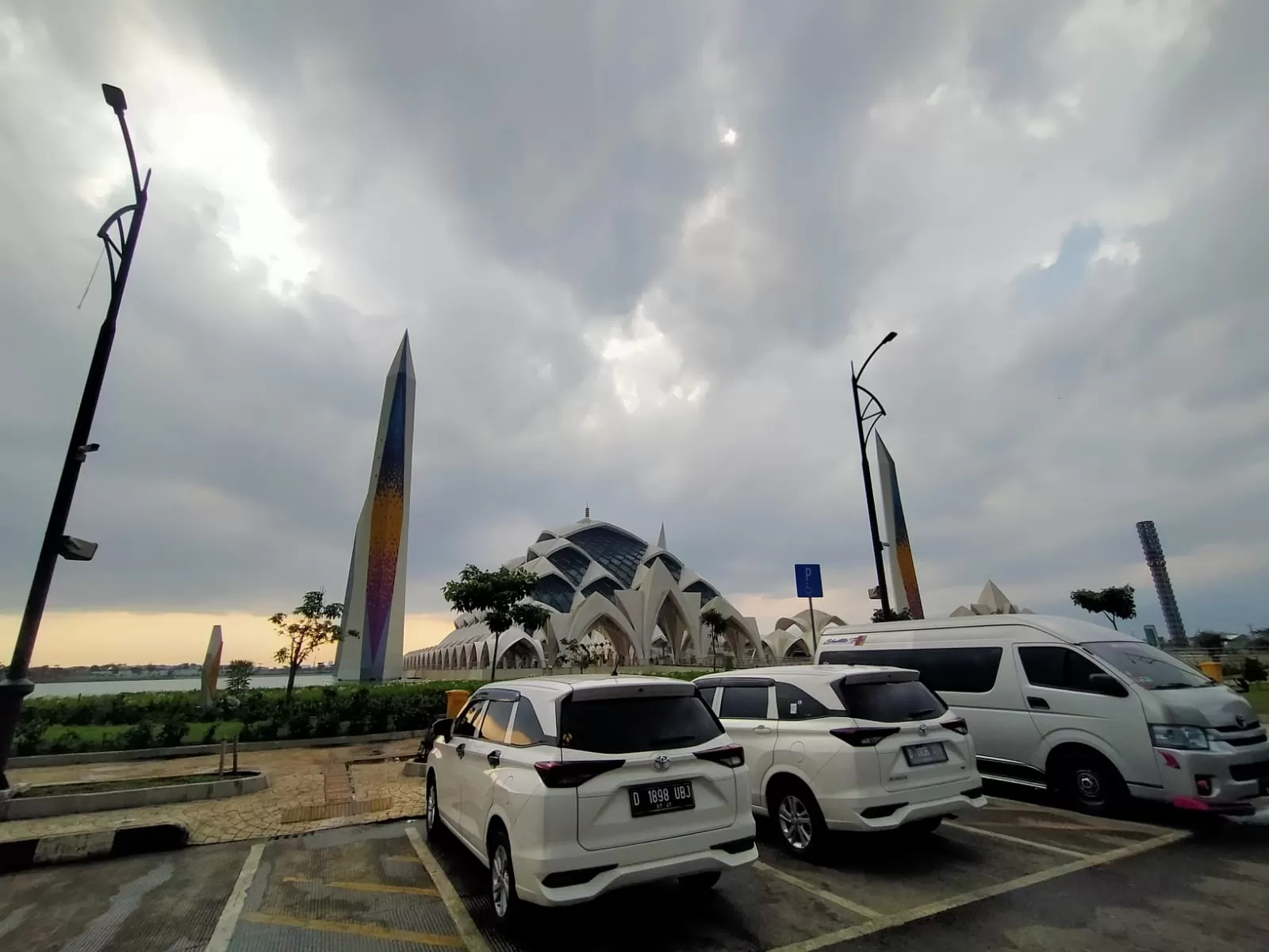 Syaa Trans Lembang Jelajahi Indonesia dengan Mobil Tour Impian Kemana Saja